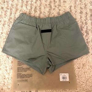 FEAR OF GOD ESSENTIALS WOMEN'S COTTON DOCK SHORT - SYCAMORE NWT Med rare find